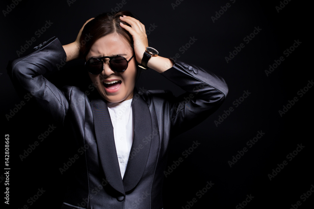 Obraz premium Angry woman wearing sun glasses screaming out and pulling her hair