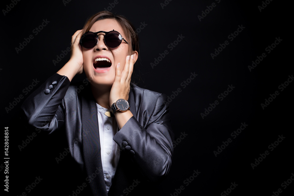 Obraz premium Angry woman wearing sun glasses screaming out and pulling her hair