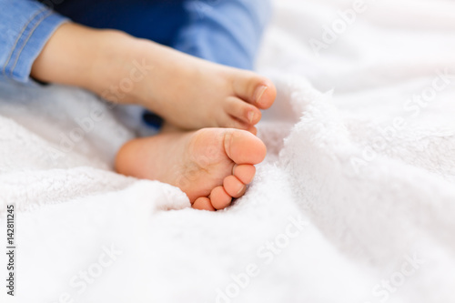 bare feet of newborn baby