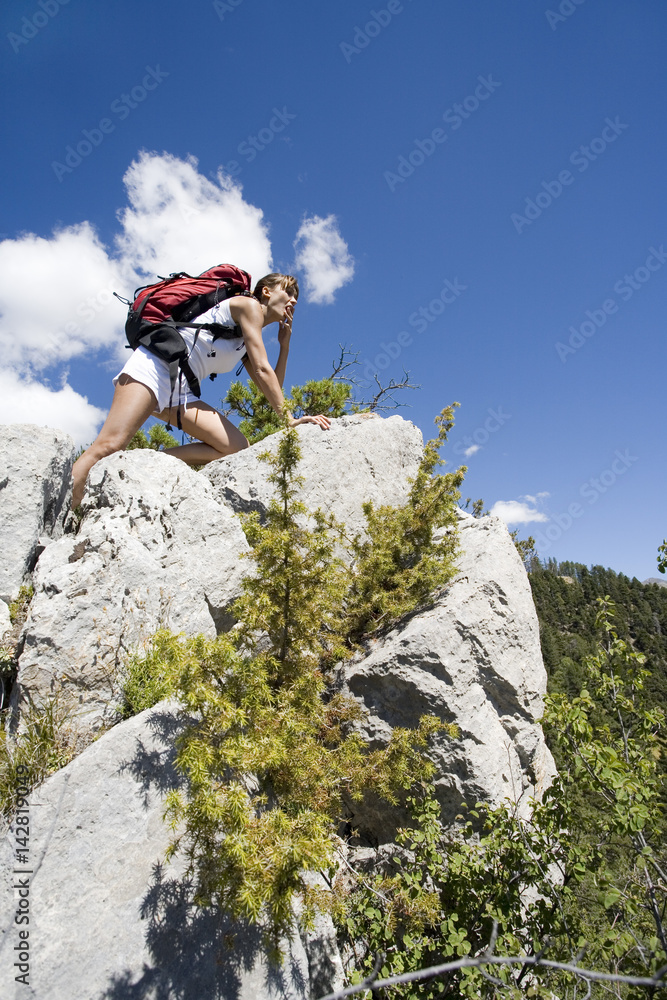 femme effrayée en montagne qui a le vertige et la peur du vide Stock ...