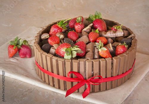 Obraz na płótnie chocolate cake with fresh strawberry w salonie