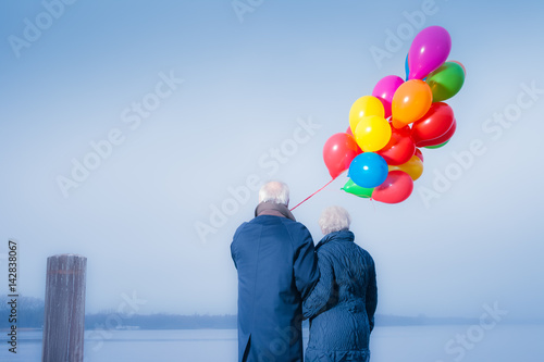 Cuadro en lienzo Seniorenpaar mit bunten Luftballons am See