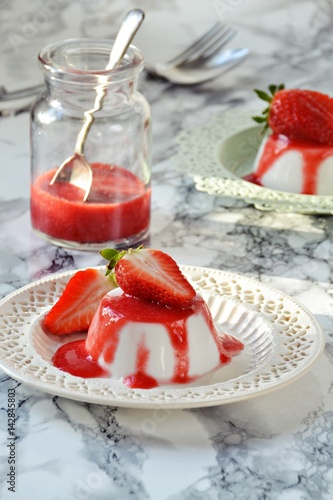 Fotografija Healthy Vegetarian Coconut Panna Cotta with strawberry sauce