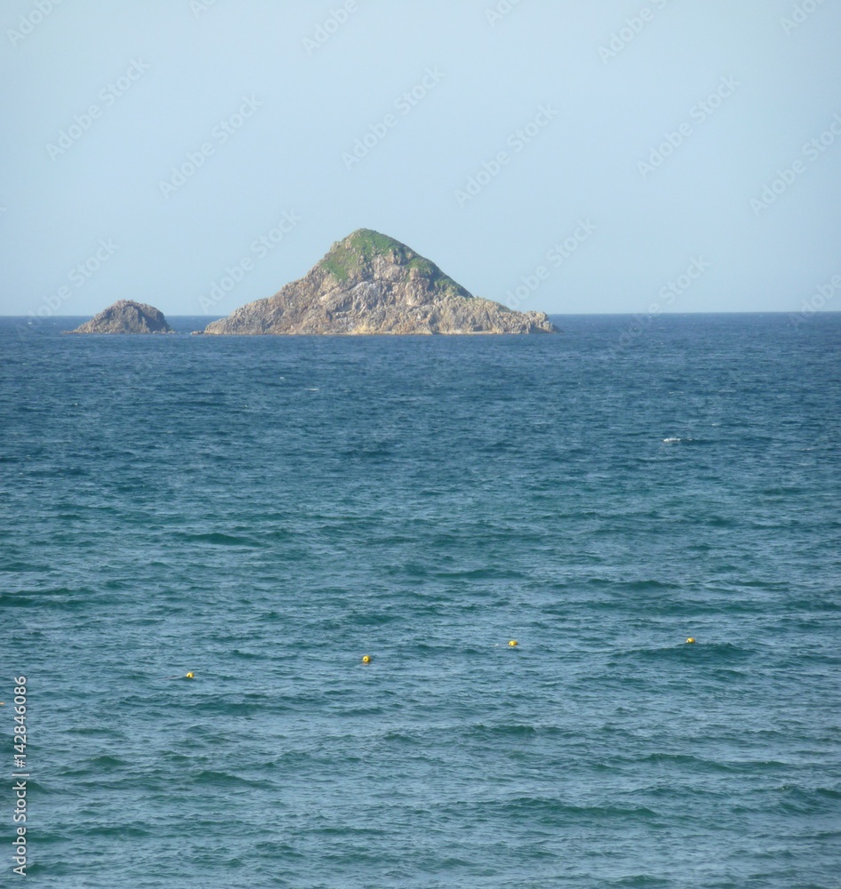 白兎海岸から見える洋上の小島(鳥取県) 白兎海岸から見える洋上の小島(鳥取県)