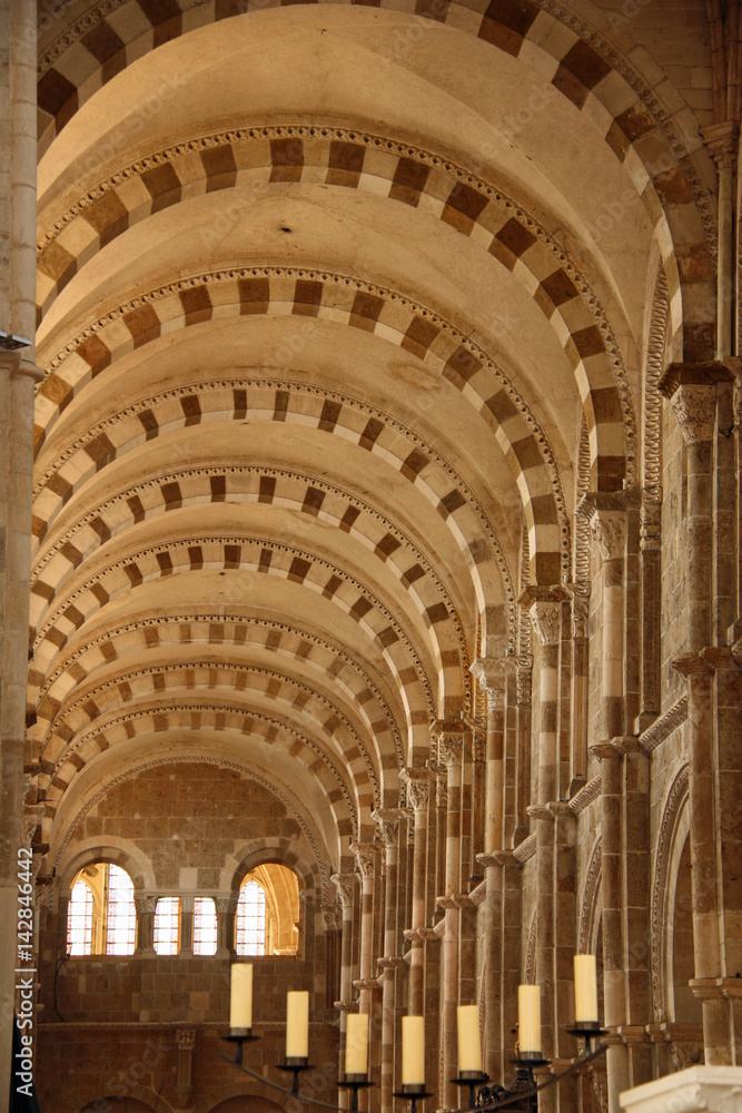Nef de la basilique de Vézelay en Bourgogne, France