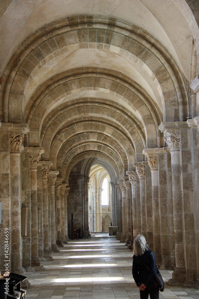 Voûtes romanes de la basilique de Vézelay en Bourgogne, France