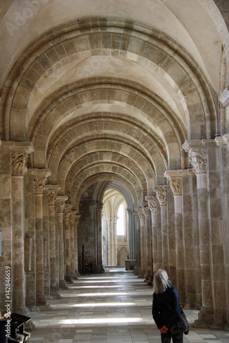 Voûtes romanes de la basilique de Vézelay en Bourgogne, France © JFBRUNEAU
