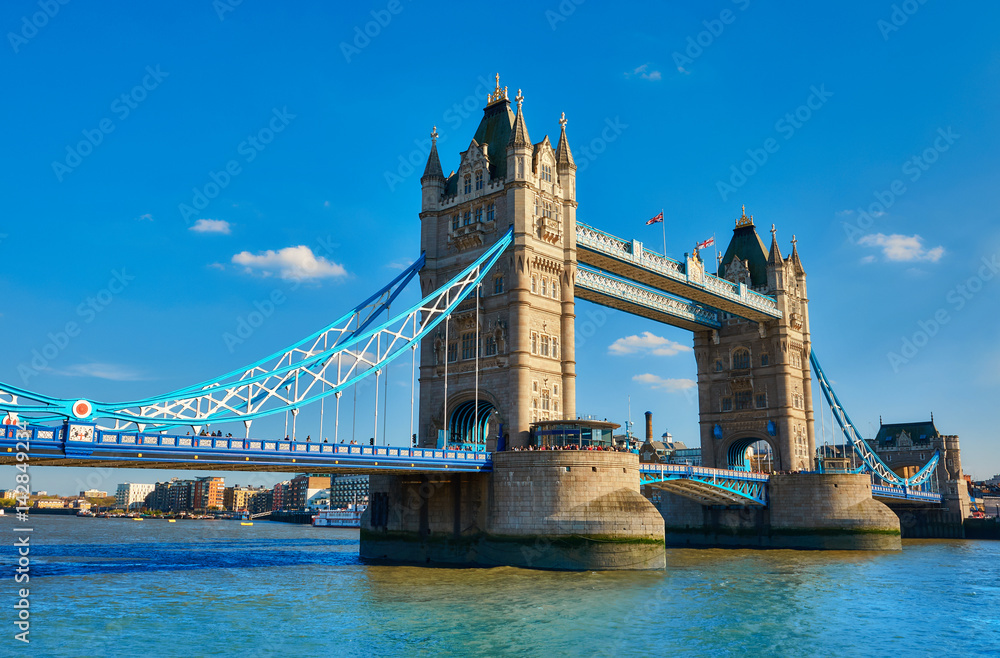 Fototapeta premium Tower Bridge on a bright sunny day in spring.