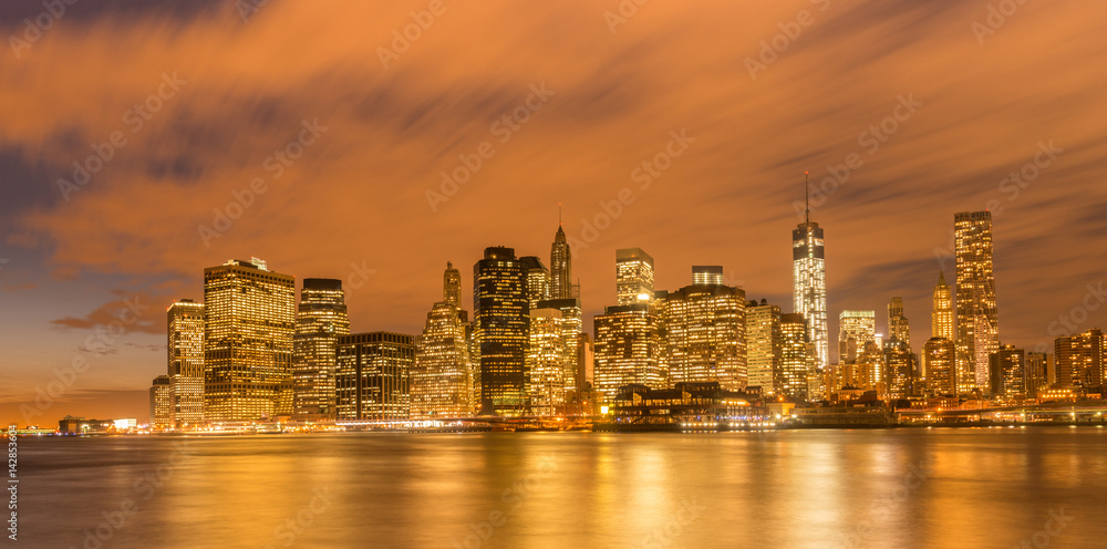 Fototapeta premium View of lower Manhattan from Brooklyn