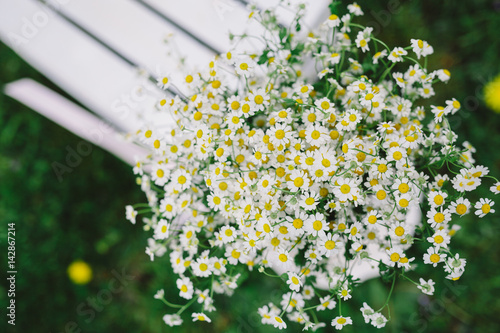 Wiesenstrauß aus Gänseblümchen und Margarithen photo