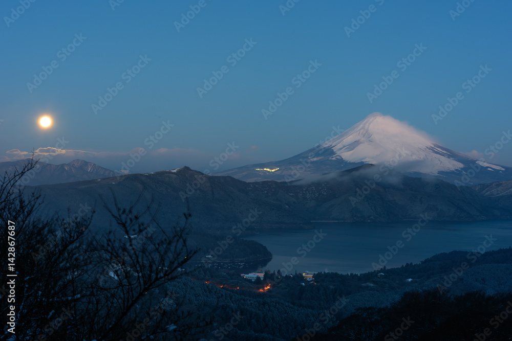 冬の夜明けに箱根から富士山と芦ノ湖を望む