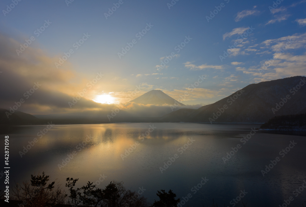 本栖湖の湖面に映る太陽と富士山 