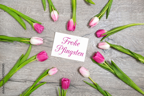 Tulpen und Karte: Frohe Pfingsten