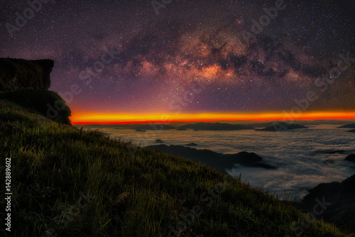 Foto Milky way galaxy with stars and morning light on Phu Chi Fa mountain, Chiang Rai