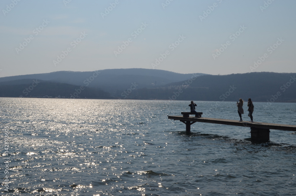 Naklejka premium Люди фотографируются на причале