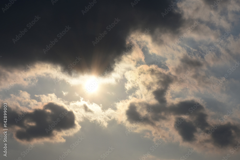 Fototapeta premium 夕暮れの太陽「空想・太陽に近づく竜（ドラゴン）」（太陽＝玉で縁起物のイメージ）