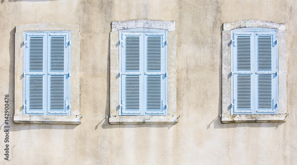 Fenêtres de France avec ses volets