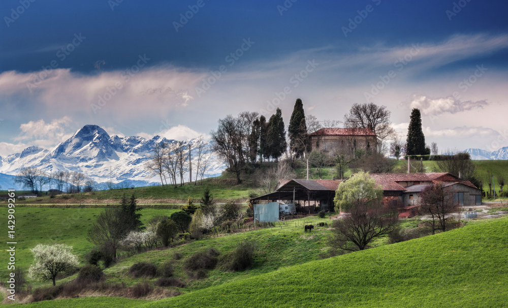Église saint-Martin (à l’écart du petit bourg de Casteras, sur une colline avec une vue sur les Pyrénées) Église saint-Martin (à l’écart du petit bourg de Casteras, sur une colline avec une vue sur les Pyrénées)