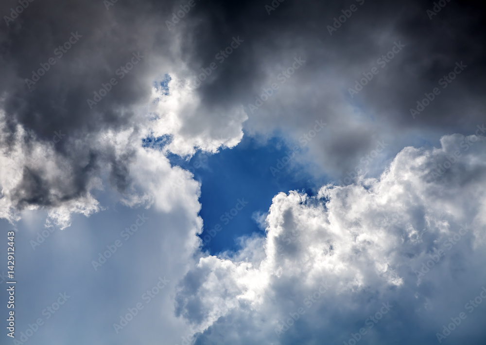 Obraz premium Clouds and Blue Sky