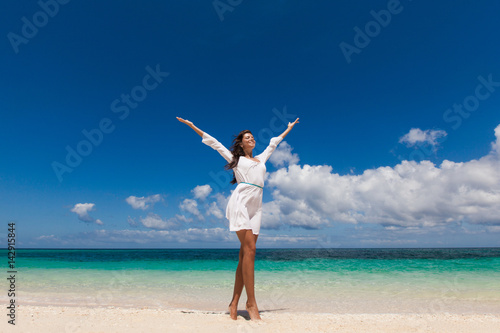 Foto Woman with raised arms on beach