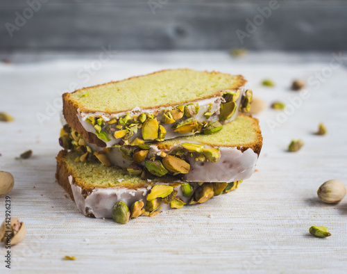 Avocadokuchen mit Zitronenguss und Avocadotopping gestapelt