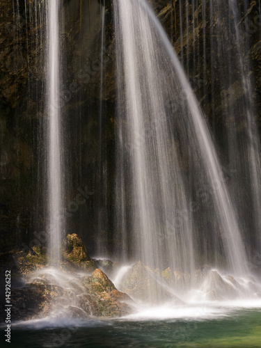 Detalle de la cascada del Molino de San Pedro. El Vallecillo. Teruel. Espa  a