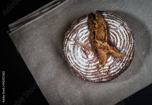 selbstgebackenes frisches Roggenbrot von Oben 