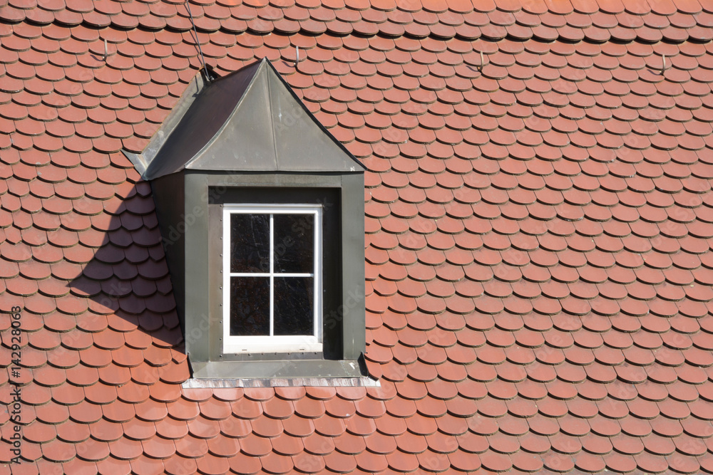 Stehendes Dachfenster mit Kupferverkleidung auf einem Ziegeldach Stehendes Dachfenster mit Kupferverkleidung auf einem Ziegeldach