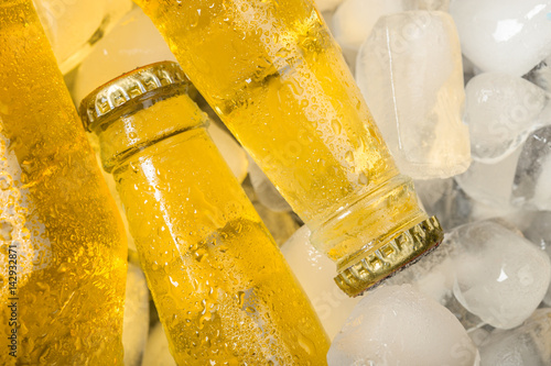 Schilderij op canvas Bottles of cold and fresh beer with ice