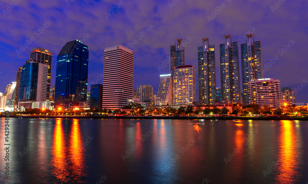 Naklejka premium Widok zakładu Benjakiti Park nocą w Bangkoku w Tajlandii.