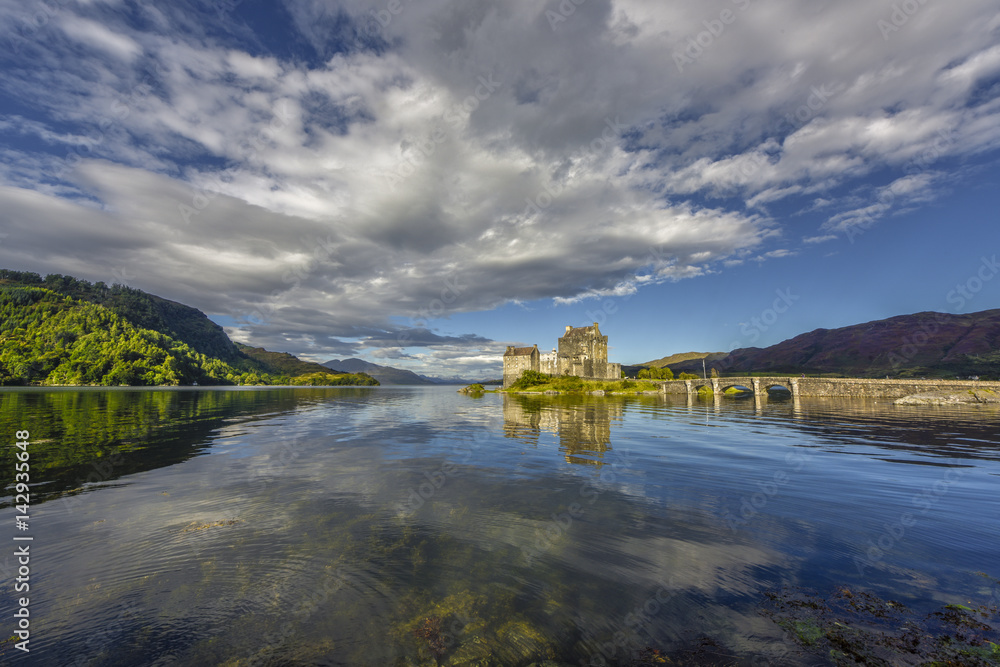 Fototapeta premium Eilean Donan castle in crystal clear water