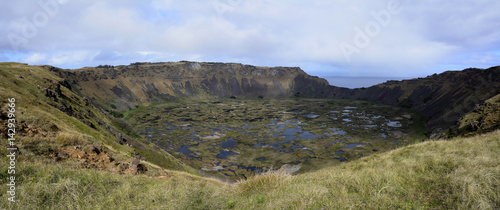 Kratersee des erloschenen Vulkans Rano Kau auf der Osterinsel.
