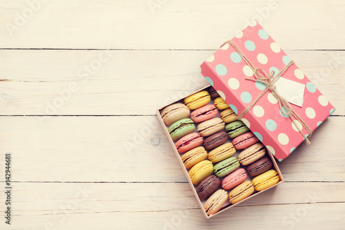 Colorful macaroons in a gift box © karandaev