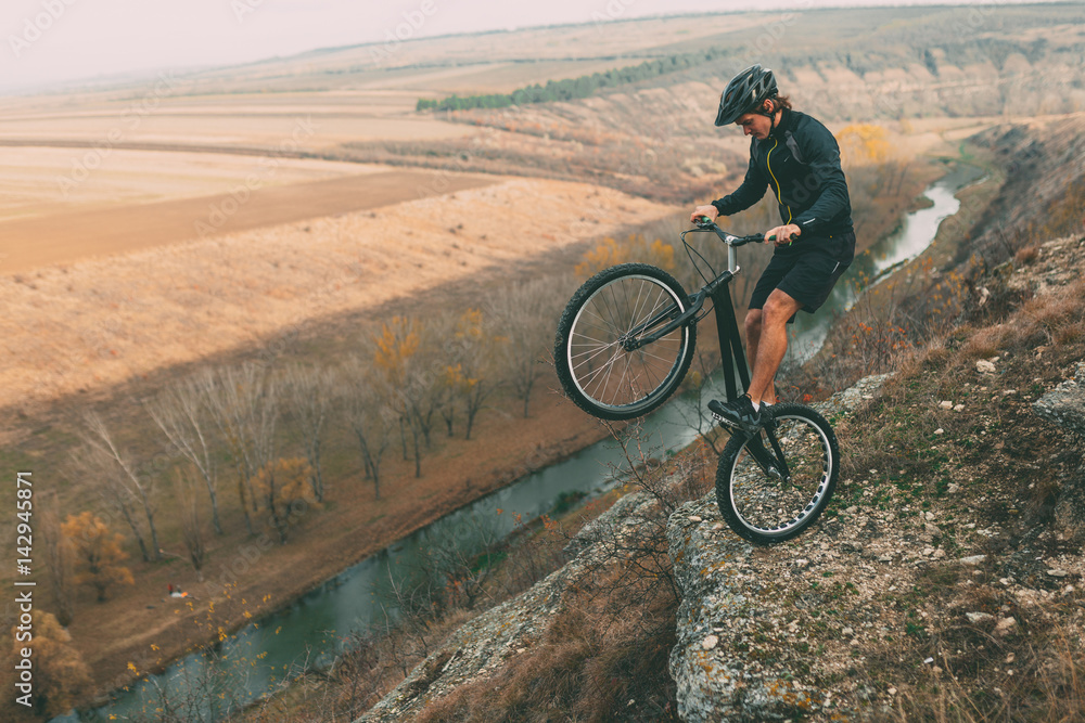 Fototapeta premium Cyclist balancing on edge