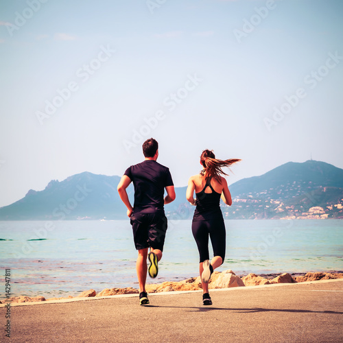 Fotótapéta Homme et femme faisant de la course à pied: footing du matin au bord de mer