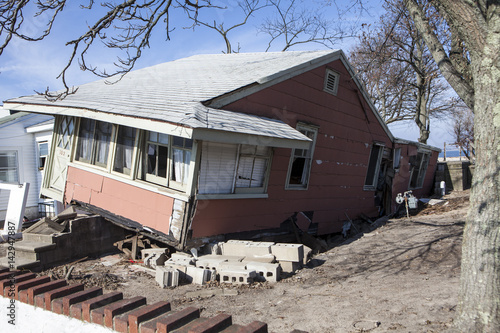 Obraz na płótnie NEW YORK -November12:Destroyed homes during Hurricane Sandy in the flooded neighborhood at Breezy Point in Far Rockaway area on November12, 2012 in New York City, NY w salonie