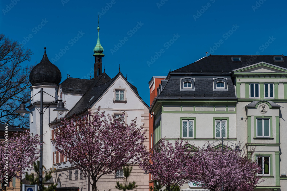 Rosenheim Ludwigsplatz mit Mittertor im Frühling