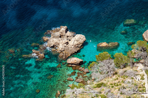 Smaragdgrüne Küste auf Mallorca mit Vogelpaar