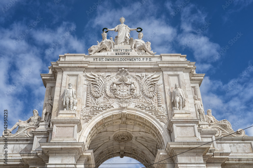 Triumphbogen Arco da Rua Augusta in Lissabon vor blauem Himmel