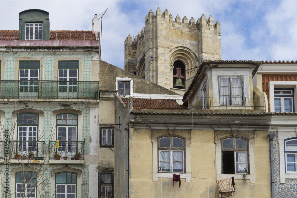 Historischer Turm mit Glocke hinter alten Wohnhäusern