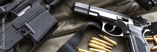 Fotografía Assault rifle with handgun and ammunition. Military weapon