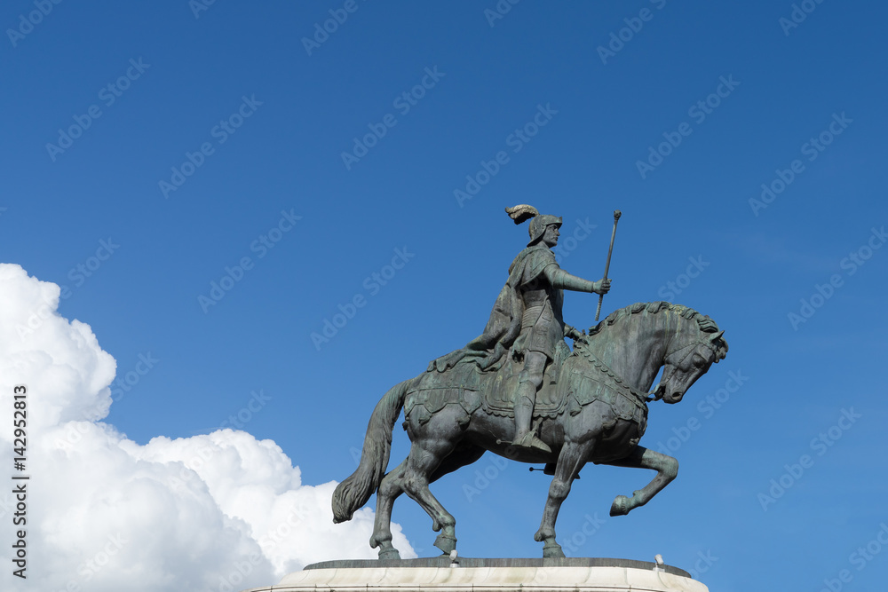 Reiterstandbild von König Joseph I. von Portugal vor blauem Himmel mit weißen Wolken