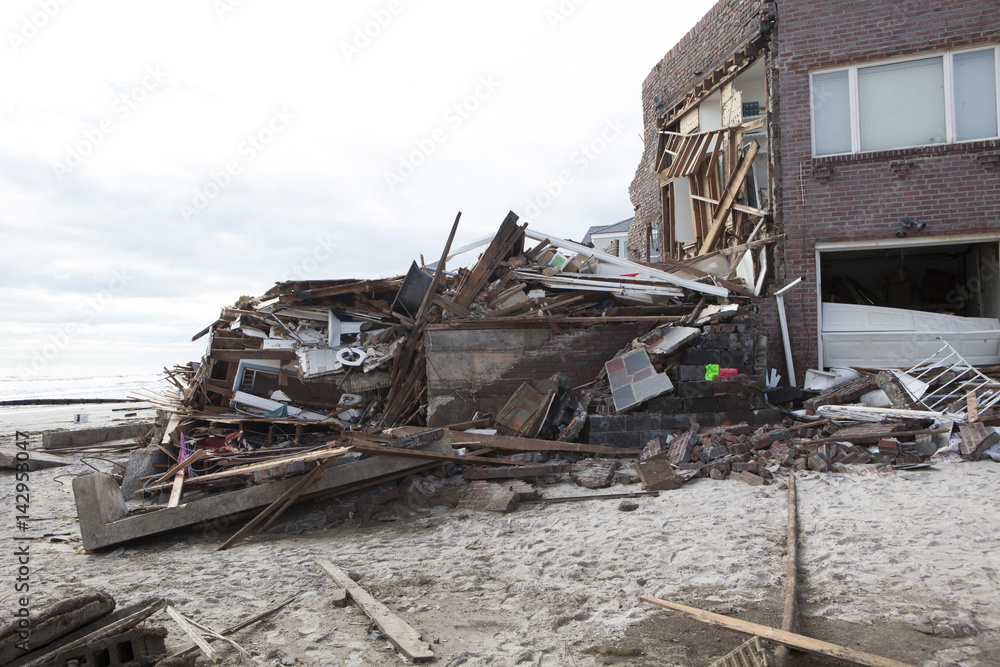 Fototapeta premium NOWY JORK - 31 października: Zniszczone domy w Far Rockaway po huraganie Sandy 29 października 2012 w Nowym Jorku, NY