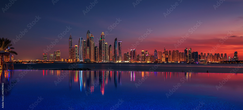 Skyline von Dubai bei Sonnenuntergang 