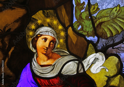 La donna dell'Apocalisse (Maria), insidiata dal drago; vetrata del Duomo di Milano, particolare