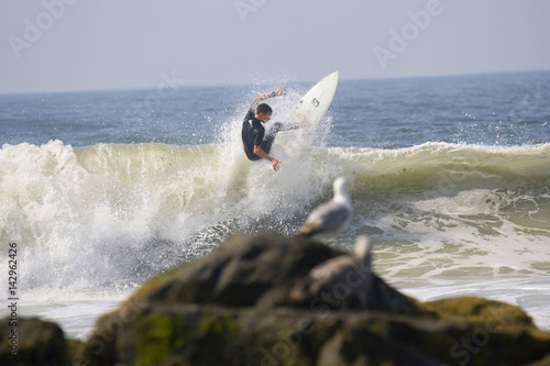 Obraz na płótnie Backlit surfer w salonie