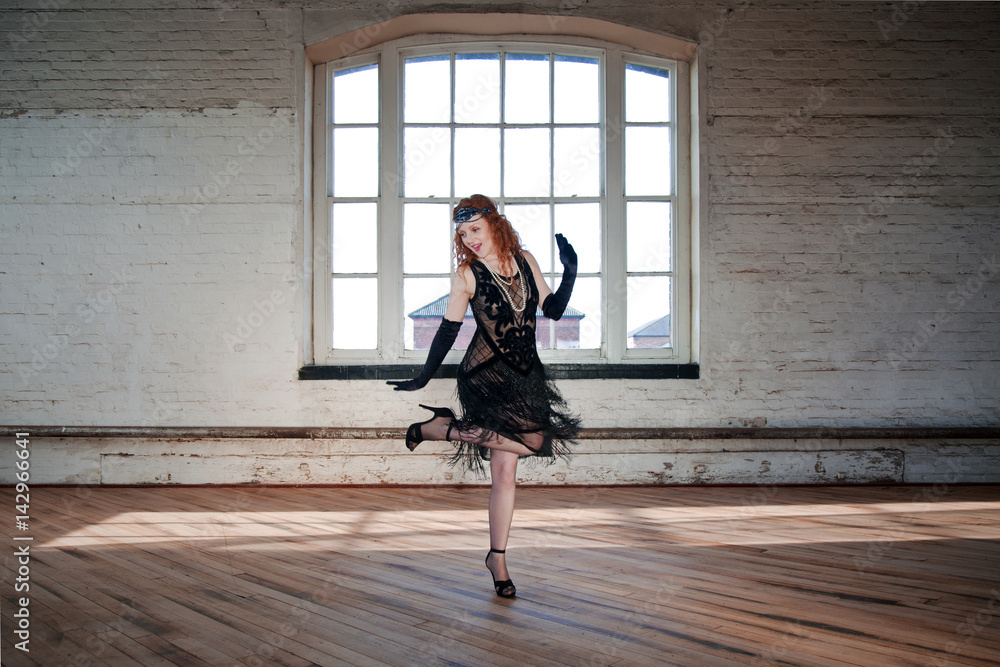 Obraz premium Piękna tancerka klapy z prześwitującą sukienką, nakryciem głowy i długimi rudymi włosami; taniec