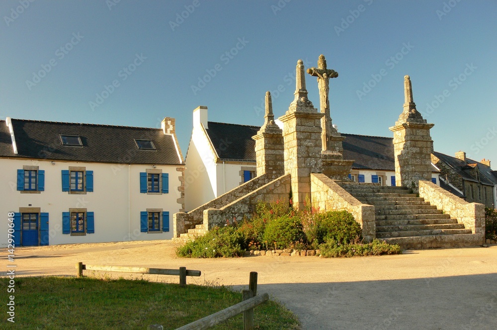 Calvaire sur la place de Saint-Cado en Bretagne