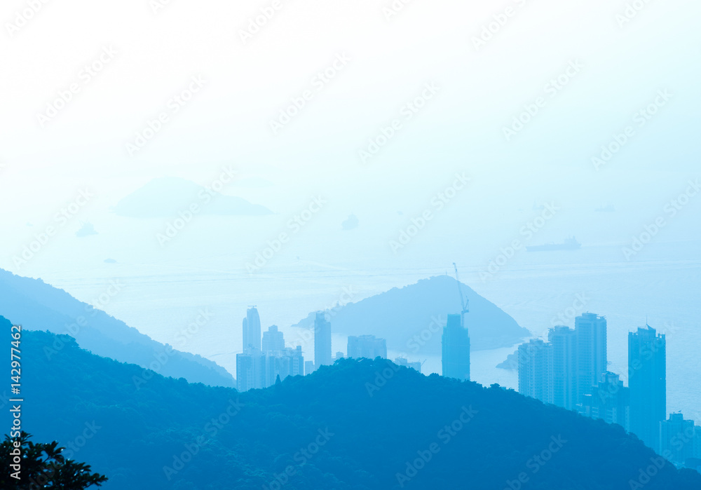 Plakat Hong Kong cityscape with victoria harbour and large group of tall buildings.