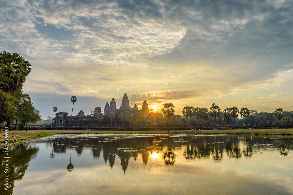 Naklejka premium Angkor Wat o wschodzie słońca; Siem Reap, Kambodża